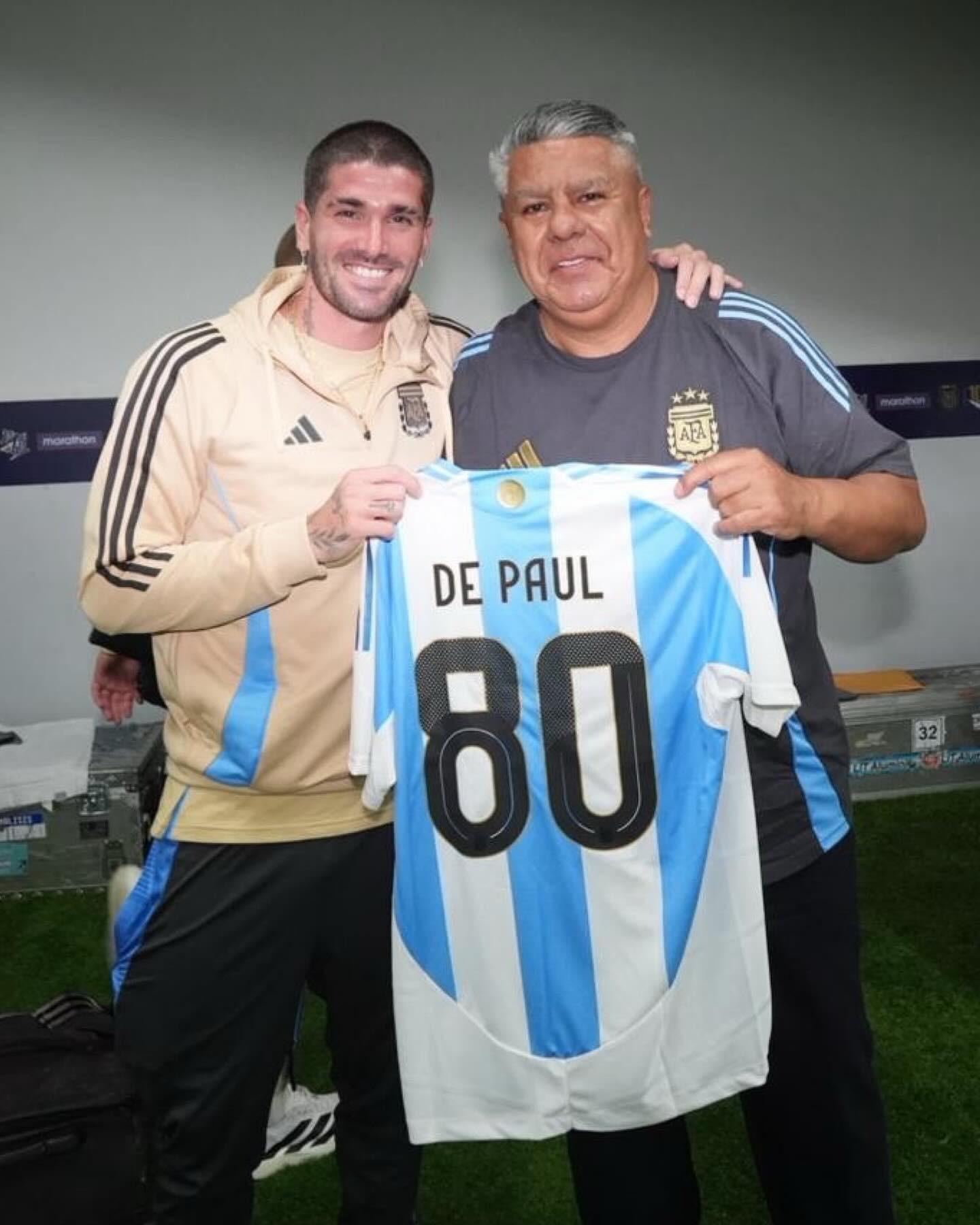 bob半岛体育-代表阿根廷队出场80次,德保罗获赠纪念球衣
